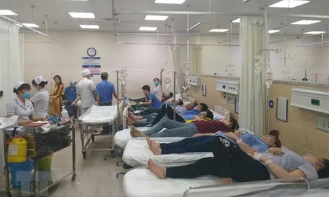 Hơn 100 công nhân nhập viện nghi do ngộ độc thực phẩm