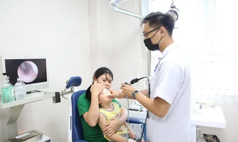 Bé trai 5 tuổi nhập viện khẩn cấp vì mẹ nhỏ nhầm thuốc tẩy nốt ruồi vào mũi