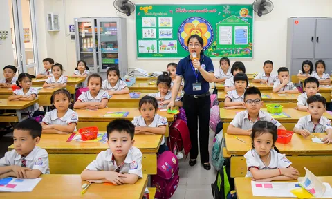 Học phí tiểu học thì bao cấp, sao giá SGK lại thả nổi?