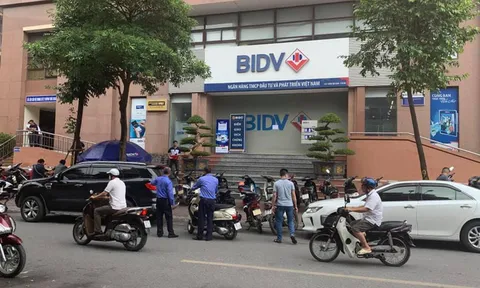 Truy tìm 2 tên nổ súng, cướp ngân hàng tại Hà Nội