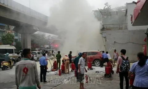 Hà Nội: Ô tô bất ngờ phát hỏa, cháy rụi trước cửa cây xăng