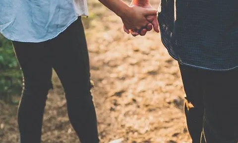 Một cái nắm tay công khai còn hơn cả ngàn nụ hôn trong bóng tối...