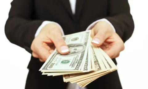 Từ tháng 4/2020, công ty chậm trả lương cho nhân viên bị phạt tới 100 triệu đồng