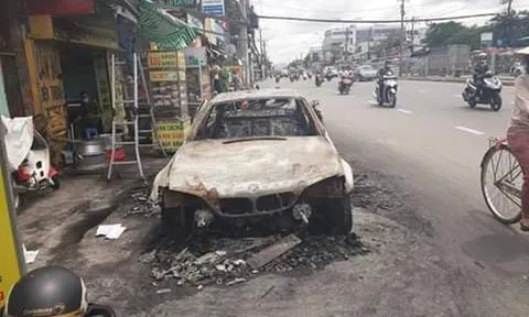Xe BMW trơ khung sắt sau 2 lần bốc cháy giữa đêm ở Sài Gòn
