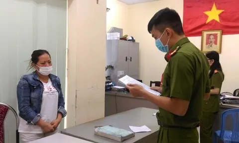 Khởi tố 4 bị can trong đường dây sản xuất găng tay y tế giả