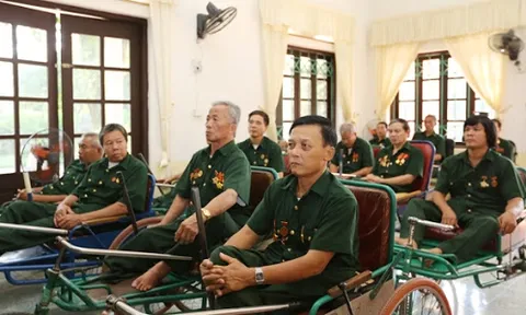 Tặng quà, hỏi thăm người có công với cách mạng nhân kỷ niệm 75 năm Quốc khánh 2/9
