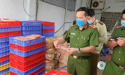 Phát hiện 2 tấn thực phẩm đông lạnh, bánh trung thu không rõ nguồn gốc