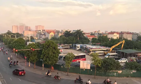 Long Biên: Hàng loạt bãi xe có dấu hiệu hoạt động không phép