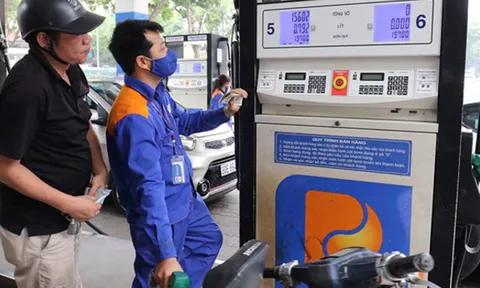 Giá xăng dầu tăng giảm trái chiều vì dịch Covid-19