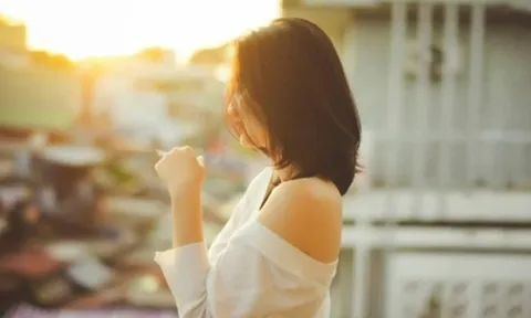 Đừng mãi yêu cái người mà chẳng bao giờ nhìn thấy bạn