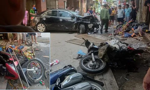 Xe 'điên' phóng tốc độ cao, tông hàng loạt xe máy đang đi trên đường ở Hà Nội