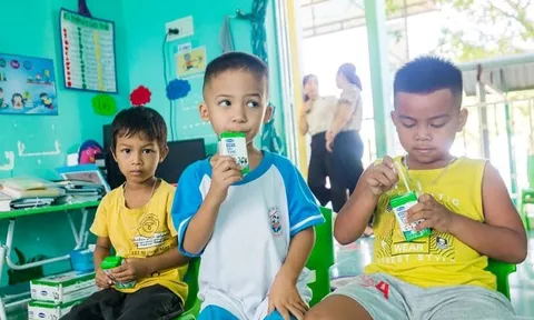 Muôn vàn tâm tư của bố mẹ khi trẻ tựu trường mùa dịch 