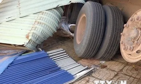 Xe container mất lái tông liên tiếp vào 4 nhà dân