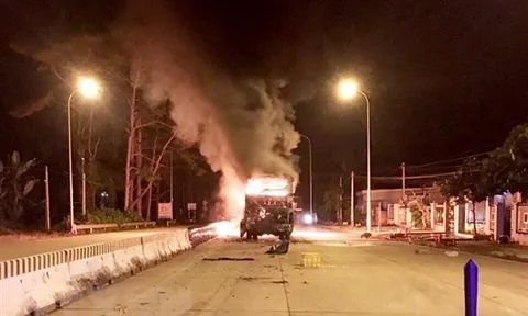 Gia Lai: Xe khách bốc cháy trong đêm, 21 người kịp thời thoát nạn