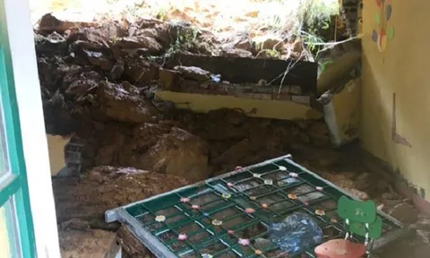 Lào Cai: Sạt lở đất đá trong đêm, một lớp học bị vùi lấp