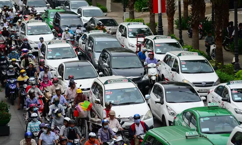 Cấm taxi ở một số tuyến phố nội đô: Có bất công cho taxi truyền thống?