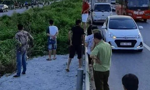 Tài xế xe bán tải đâm tử vong cảnh sát cơ động rồi bỏ trốn