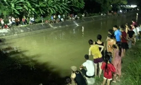 Bốn ông cháu đi xe máy thăm đồng lao xuống kênh, hai cháu chết, ông mất tích