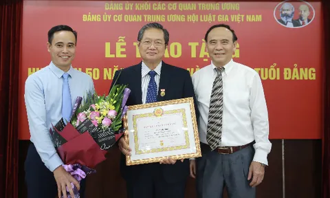 Hội Luật gia Việt Nam tổ chức lễ trao huy hiệu 50 năm, 45 năm, 40 năm tuổi Đảng