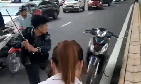 Tạm giữ thanh niên 17 tuổi đập phá xe người can ngăn sau vụ va chạm giao thông