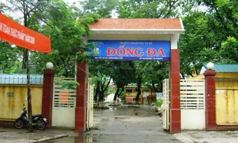Học sinh lớp 8 Trường THCS Đống Đa ngã từ tầng 2 xuống đất