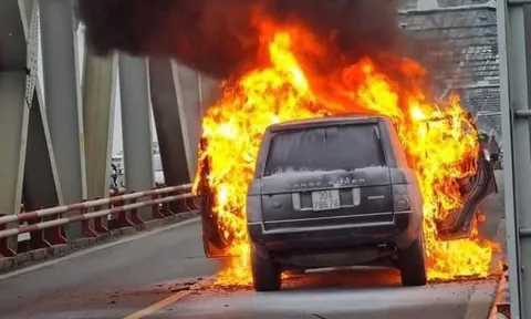 Hà Nội: Xe Range Rover bốc cháy ngùn ngụt trên cầu Chương Dương