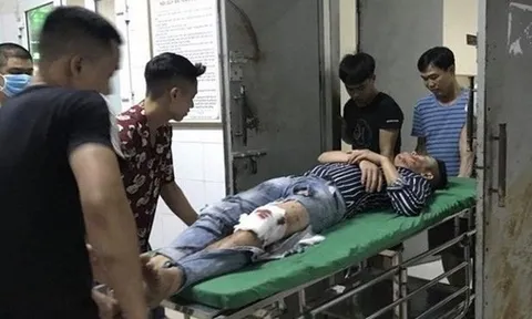Đoàn xe máy đi ăn cưới về bị ô tô Innova đâm trực diện, 9 người bị thương