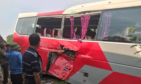 Vụ xe chở học sinh bị tàu hỏa đâm: Lái xe cố tình vượt dù đã được cảnh báo