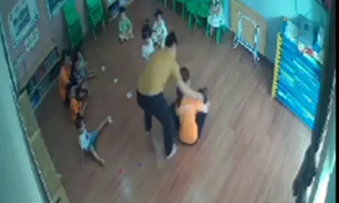 Người đàn ông xông vào lớp túm tóc, tát bé 2 tuổi vì tranh giành đồ chơi với con mình
