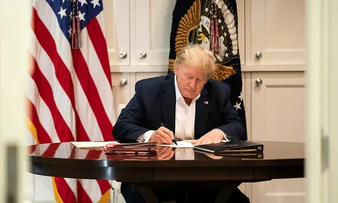 Nhà Trắng công bố hình ảnh Tổng thống Trump cặm cụi làm việc trong bệnh viện