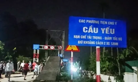 Ô tô 7 chỗ va chạm xe máy rồi lao xuống sông ở Nghệ An, ít nhất 4 người tử vong