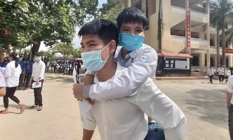 ĐH Y Thái Bình miễn toàn bộ học phí cho nam sinh 10 năm cõng bạn