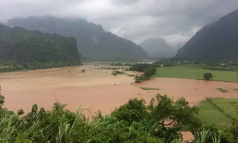 Mưa lớn, nhiều địa phương ở miền Trung ngập trong nước lũ