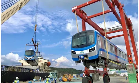 Cảnh toa tàu metro số 1 cập cảng Khánh Hội ở TP. HCM