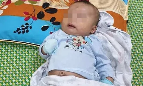 Phát hiện bé trai bị bỏ rơi dưới gốc cây bên nhà văn hóa thôn