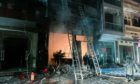 Hà Nội: Cháy lớn tại cửa hàng kinh doanh gas, 5 người mắc kẹt