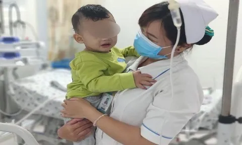Uống nhầm dầu xoa bóp, bé trai 2 tuổi nhập viện cấp cứu