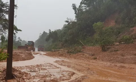 Quảng Trị: Sạt lở đất nghiêm trọng, nhiều cán bộ chiến sĩ bị vùi lấp