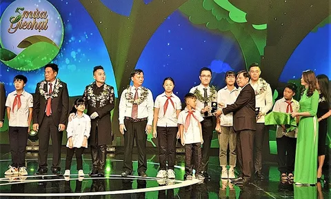 Vinamilk 'Trao cơ hội đi học, cho cơ hội đổi đời' cùng chương trình 'Cặp lá yêu thương'