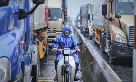 Quảng Bình: Quốc lộ bị ngập sâu xếp dài cả km, xe cộ chờ hàng giờ để qua điểm lụt