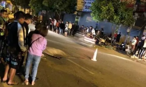 Đi xe máy bốc đầu, người ngồi sau bắn ra đường bị ô tô cán tử vong