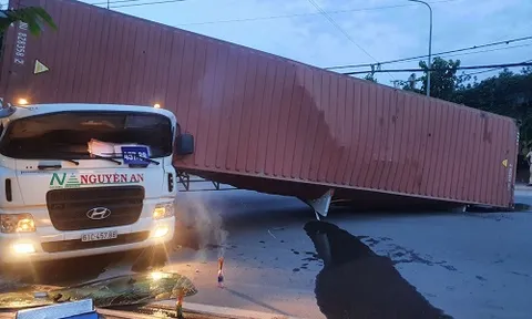 Thùng container bất ngờ bị lật lúc quay xe, tài xế tử vong tại chỗ