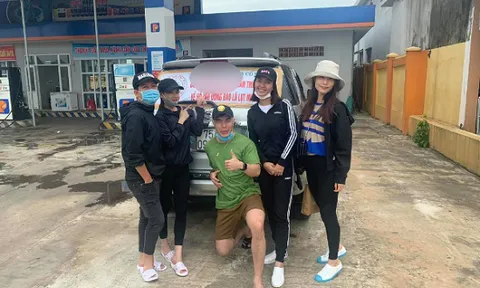 Trường Giang - Nhã Phương có mặt tại miền Trung cứu trợ bà con vùng lũ