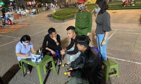 Hà Nội: Xử phạt người không đeo khẩu trang khi vào phố đi bộ Hồ Gươm