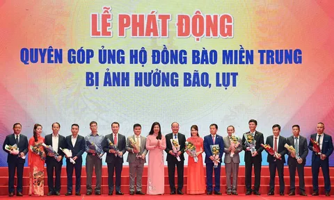 'Bầu Hiển' ủng hộ hơn 8 tỷ đồng tiếp sức đồng bào miền Trung vượt lũ