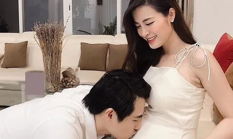 Vợ chồng Đông Nhi - Ông Cao Thắng hạnh phúc chào đón con gái đầu lòng