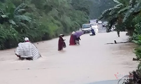 Thủy điện ở Nghệ An đồng loạt xả lũ, người dân ôm đồ di tản trong đêm
