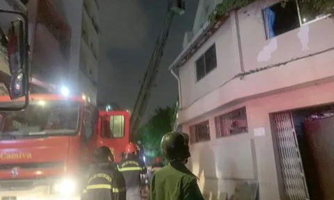 TP.HCM: Cháy lớn tại khách sạn Đệ Nhất, đưa nhiều người ngoại quốc ra ngoài