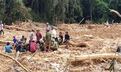 Phát hiện 2 thi thể nghi là phu trầm đi rừng tại hiện trường vụ sạt lở
