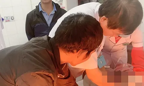 Rơi xuống vũng nước trước nhà, bé trai 2 tuổi đuối nước thương tâm